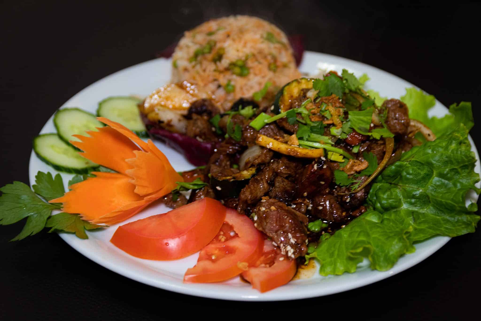 Boeuf Luc lac avec riz thailandais au restaurant Tan Lap