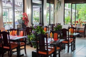 Salle de déjeuner ensoleillé au restaurant Tan lap